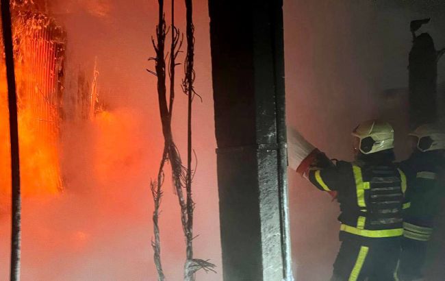 Удар по критичній інфраструктурі у Черкасах: виникла пожежа, фото наслідків