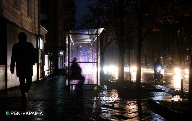Безпрецедентні обмеження. Світла у Києві не буде довше, графіки не актуальні