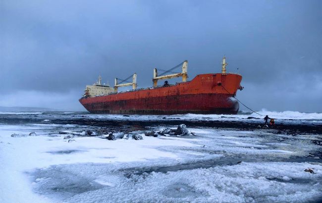 Китайське судно з мазутом і вугіллям зазнало аварії біля Сахаліну (відео)