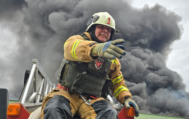 Обстріл Харкова: кількість поранених зросла, ДСНС показала фото ліквідації наслідків удару