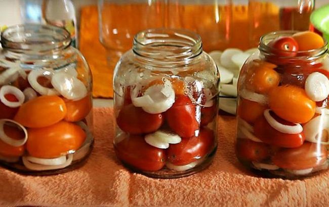 Солодкі помідори з цибулею без стерилізації на зиму