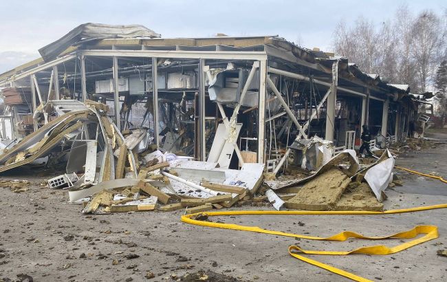В Киевской области возникли пожары после ночной атаки: фото последствий
