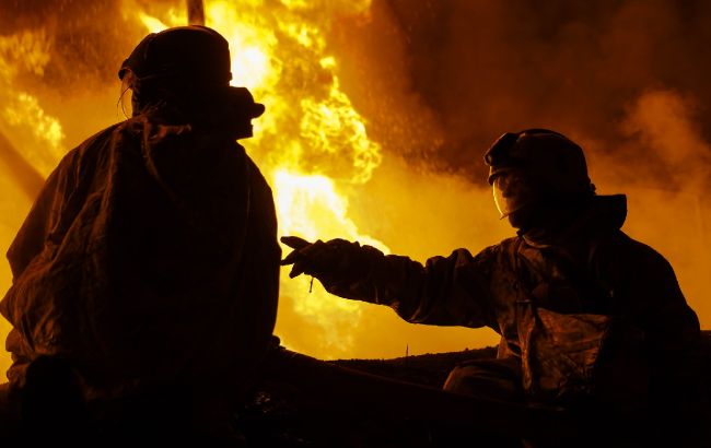 Масштабну пожежу у Полтавській області після атаки гасили понад 100 рятувальників (фото)