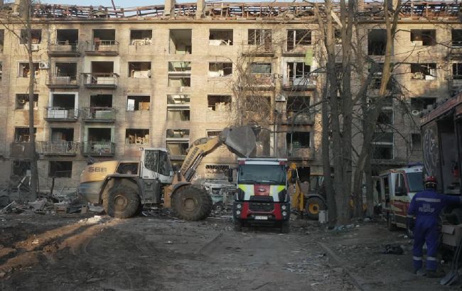 После суток поисков в Киеве завершили спасательную операцию: сколько жертв и раненых