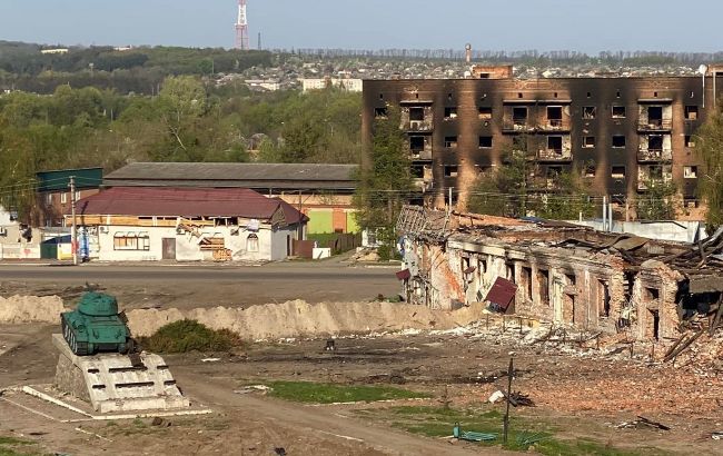В Тростянце нашли штаб оккупантов с картой военной операции и камеру для пыток