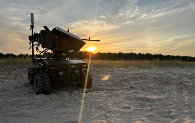 Способен выполнять задачи в горячих точках. В Украине тестируют наземного робота D-21-11