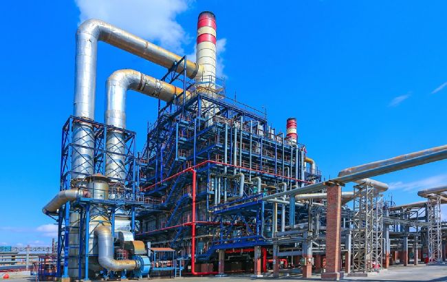 У російському Орську зупинився НПЗ через прорив дамби