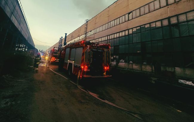У Львові спалахнула пожежа на території автобусного заводу (фото)