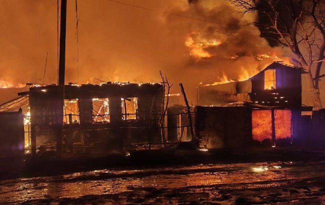 Поліція показала перші хвилини після удару по нафтобазі у Харкові