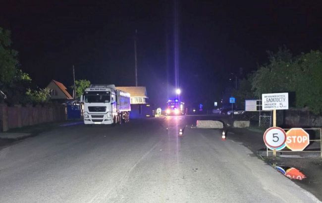 В Ровенской области фура врезалась в блокпост и другой грузовик. Есть погибший