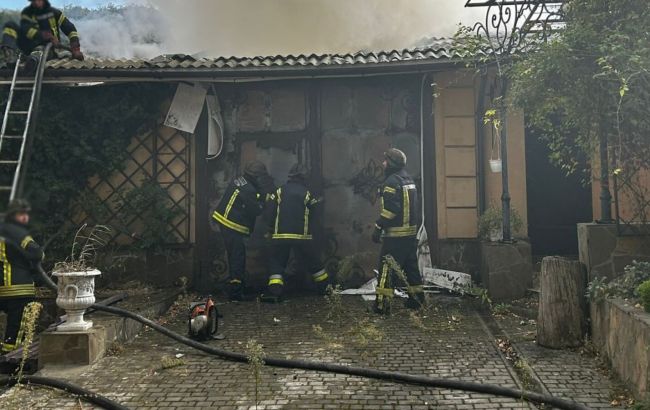 Окупанти обстріляли житловий квартал в Херсоні: є жертва та поранені