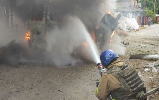 Гасили пожежу після обстрілу. Росіяни вдарили по рятувальникам в Нікополі, є поранені