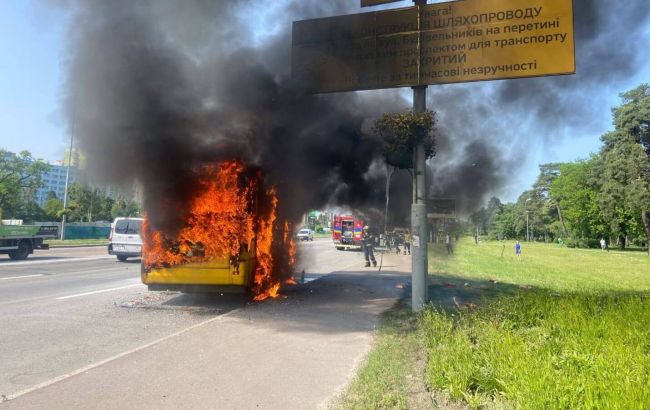 У Києві біля метро "Лісова" майже вщент вигоріла маршрутка: перші фото та деталі