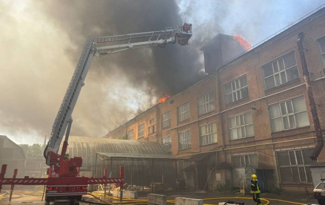 В Рівному спалахнула велика пожежа, працюють десятки рятувальників: що відомо