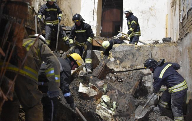 В Одессе завершили демонтаж аварийной стены сгоревшего колледжа