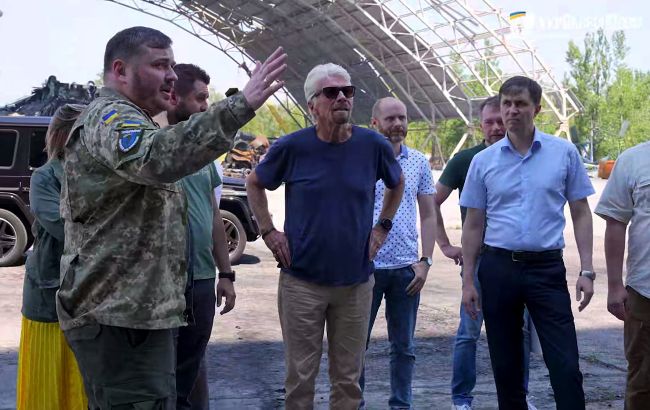 Британський мільярдер Бренсон відвідав Гостомель та цікавився відновленням аеродрому: фото і відео