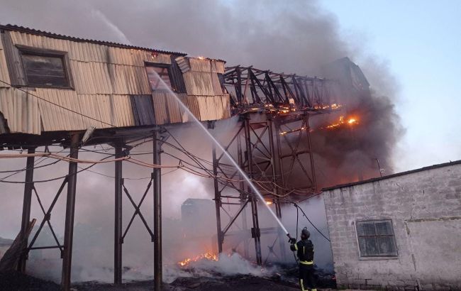 РФ вночі обстріляла Курахівську громаду: під ударом будинки та промзона (фото)