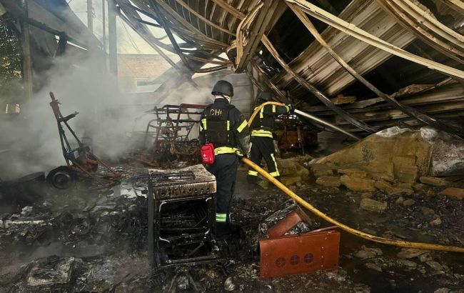 Пожежі у чотирьох районах: у ДСНС показали наслідки удару РФ по Київщині