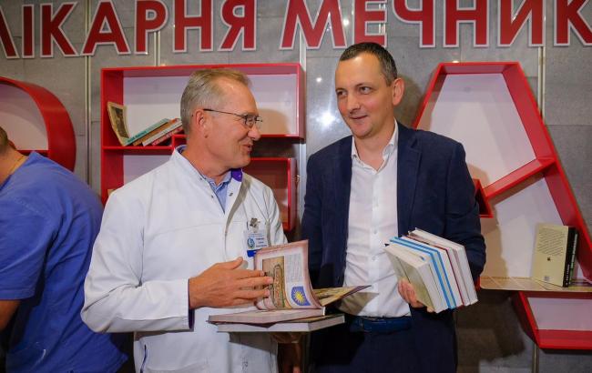 Голик: Дніпропетровська ОДА поповнила буккросинг у лікарні їм. Мечникова на 600 книг