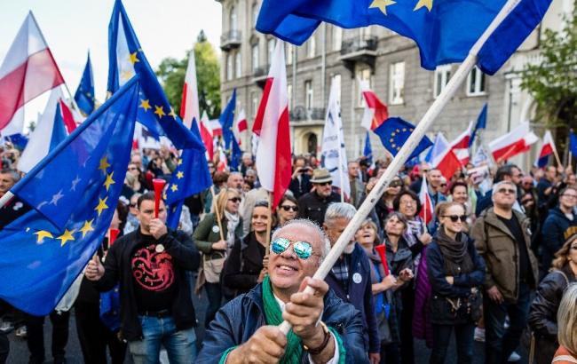 Тысячи людей вышли на антиправительственные протесты в Польше