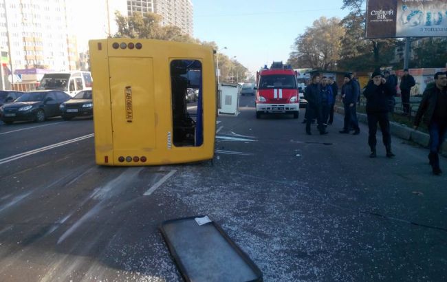 У Київській області перекинулася маршрутка, є постраждалі