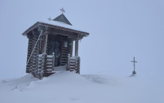 Карпати замітає снігом: рятувальники звернулися до туристів