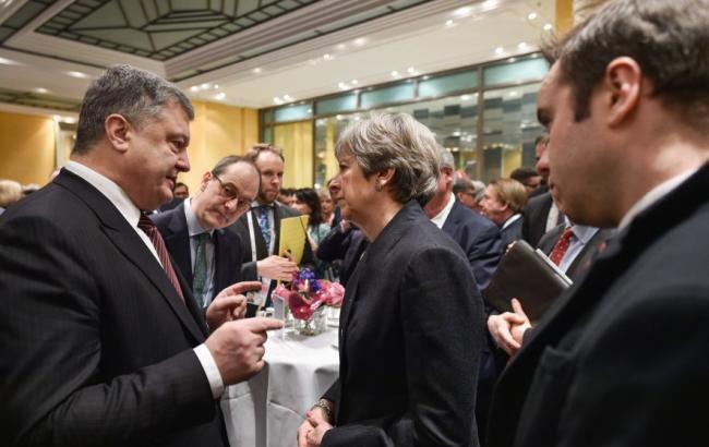 Мюнхенская конференция-2018: Порошенко обсудил с Мэй вопрос о миротворцах на Донбассе