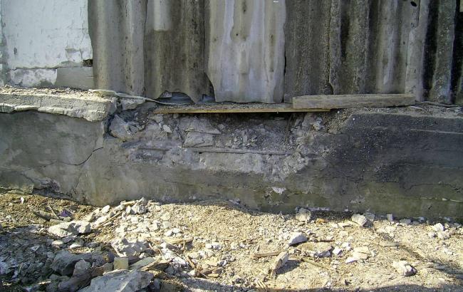 В Луганской области снаряд боевиков попал в жилой дом