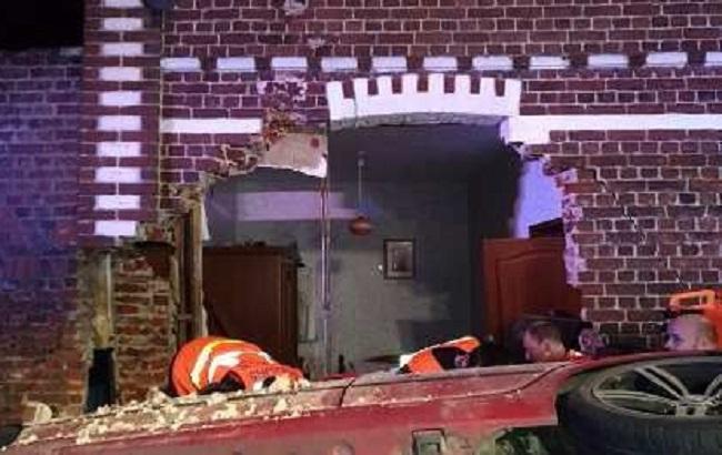 Во Франции автомобиль протаранил жилой дом, есть погибшие