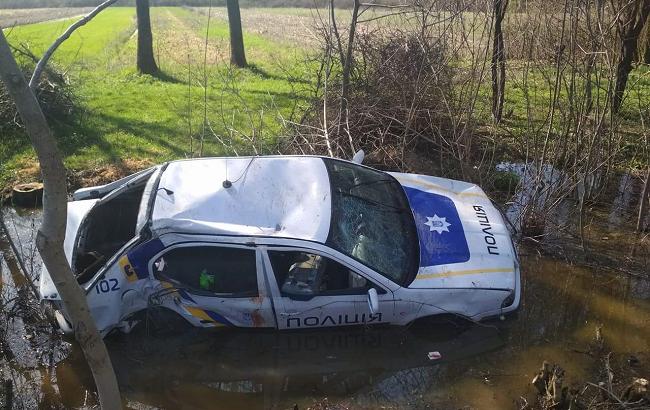 На Закарпатье автомобиль полиции вылетел в кювет, есть раненые