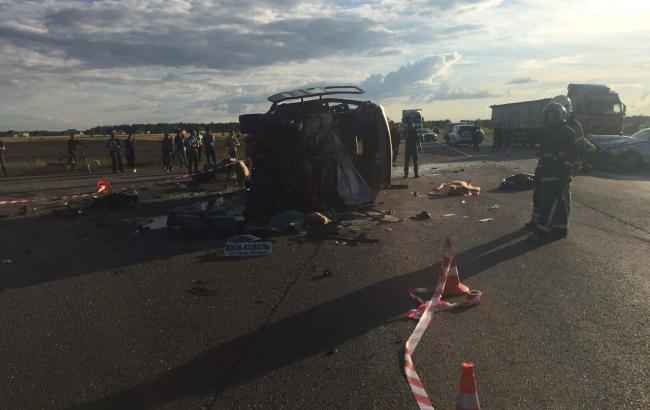 У Рівненській області маршрутка зіткнулася з автобусом і автоцистерною, є постраждалі