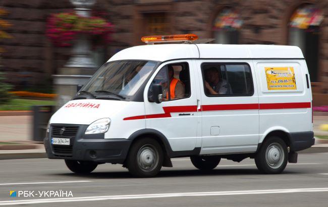 У Києві стався прорив труби, вулицю залило окропом (відео)