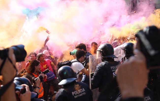 В Барселоне произошли столкновения между полицией и сторонниками независимости Каталонии