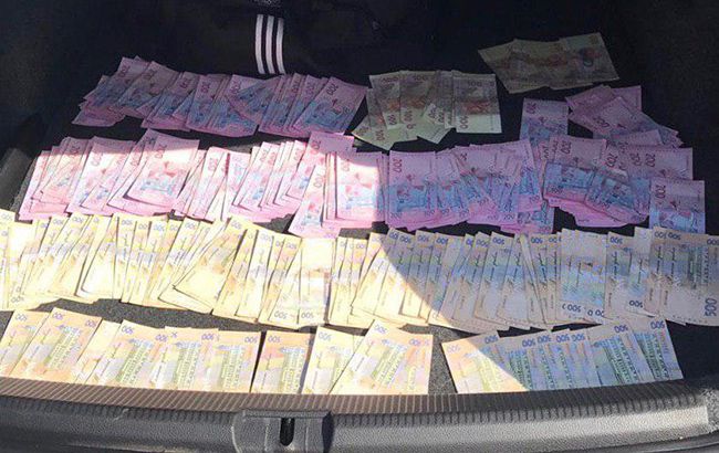 У Києві на отриманні хабара затримали посадовця та адвоката