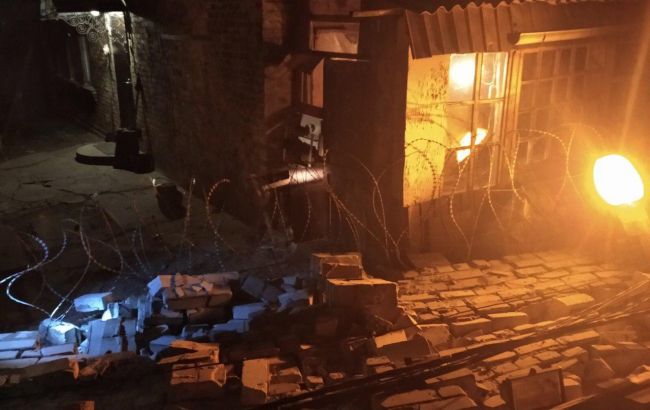 На "Мотор Сич" кирпичная стена рухнула на частную территорию