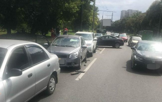 В Харькове столкнулись 5 автомобилей, есть пострадавшие