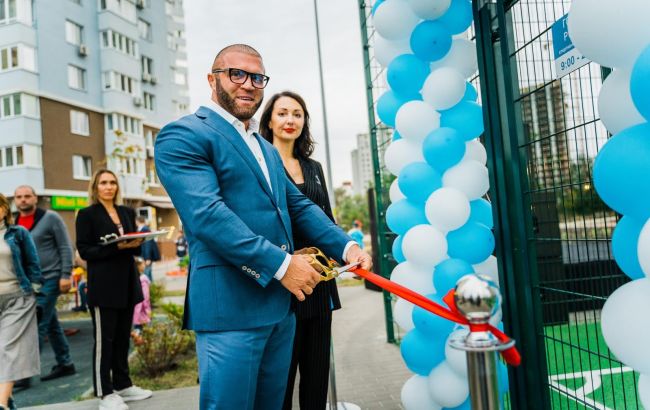 Представники групи компаній DIM відкрили футбольне поле біля ЖК "Метрополіс" в Голосіївському районі