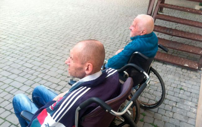 В Одессе трех пациентов-инвалидов психбольницы вывезли на кладбище и оставили