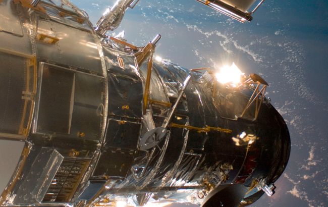 Hubble после ремонта показал новые черно-белые кадры галактик