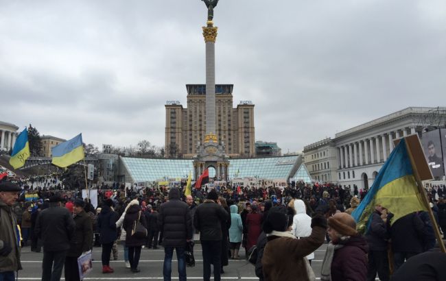 Активисты перекрыли движение транспорта по Крещатику напротив Майдана