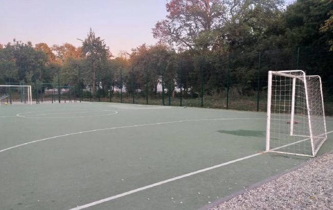 В Харькове 6-летний мальчик попал в реанимацию из-за падения ворот на школьном стадионе