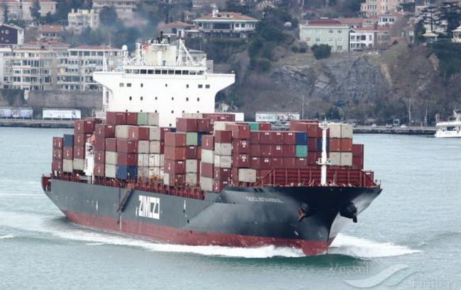 Угроза экологической катастрофы: у берегов Канады загорелось судно с химикатами