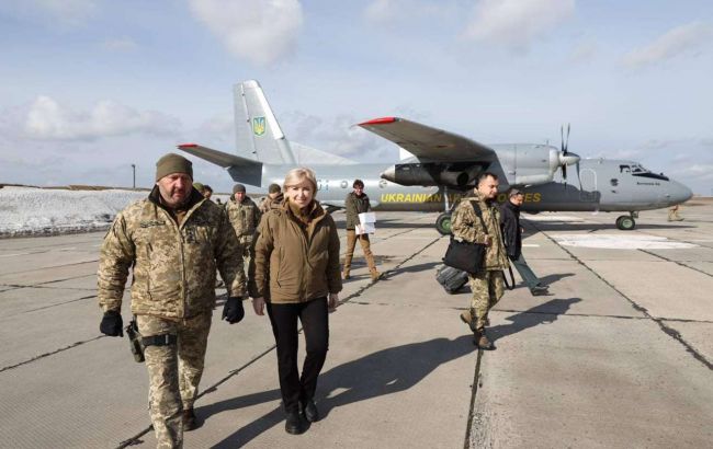 На Донбасс прилетели народные депутаты