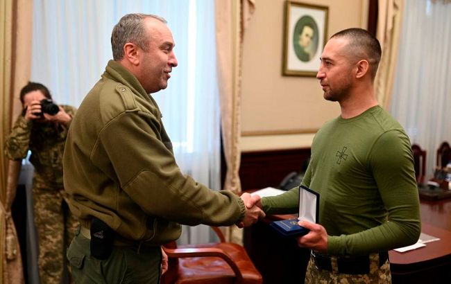 Пограничник, пославший русский корабль, вернулся из плена. Дома его наградили