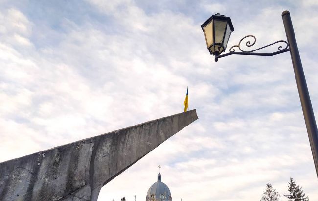 В Тернополе демонтировали аварийный советский памятный самолет