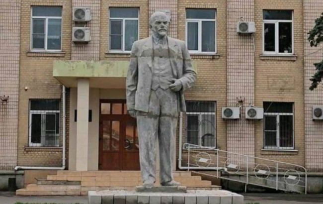 У Генічеську російські окупанти встановлюють пам'ятник Леніну