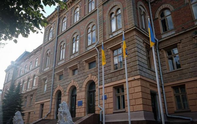 В здании Черновицкой ОВА проводят обыски