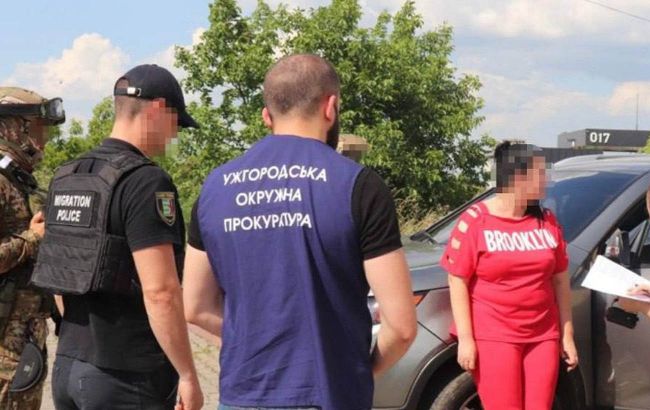 Требовала 12 тысяч долларов. На Закарпатье женщина незаконно переправляла мужчин за границу
