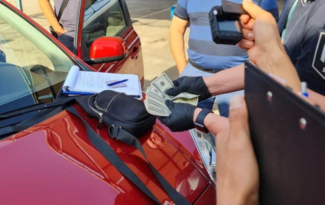 Взятка за выезд на оккупированную территорию. В Запорожье чиновники организовали схему