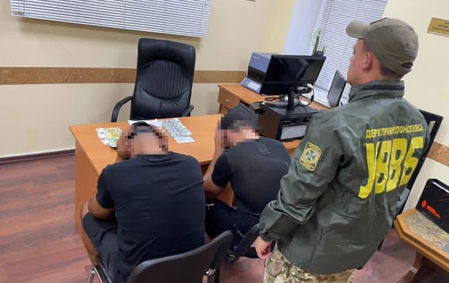 Пытались дать взятку, чтобы попасть в Польшу. На границе задержали двух "студентов"